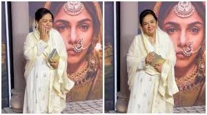 Farida Jalal Stuns Fans at Heeramandi Premiere in Mumbai