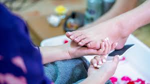 Toronto Nail Salon Debates Offering Discounts for Foot Photos