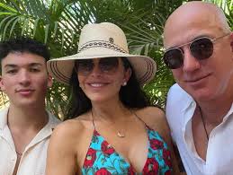 Lauren Sánchez Celebrates Son’s Graduation with Jeff Bezos and Ex Tony Gonzalez