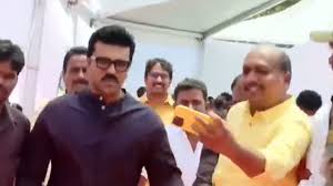 Ram Charan Makes Headlines at Andhra CM Swearing In Ceremony as Fan Tries to Click Selfie; Watch the Video Now!