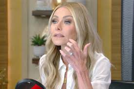 Kelly Ripa’s Lip-Liner Makeup Hack Revealed on LIVE with Kelly and Mark