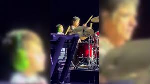 John Stamos’ 6-year-old son steals the show at The Beach Boys concert