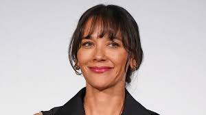 Rashida Jones Reveals Shocking Encounter with Michael Jackson’s Chimpanzee Bubbles